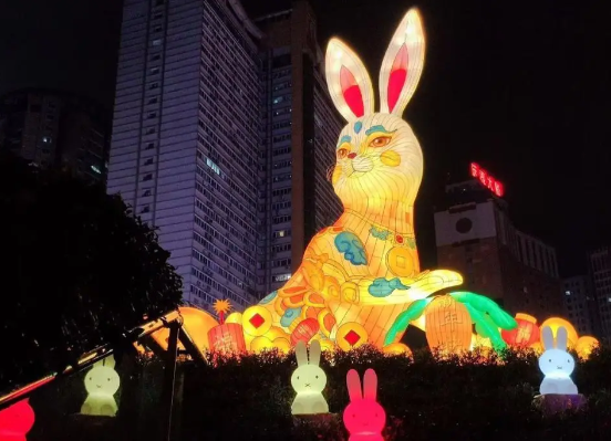 重庆街头的巨型兔灯被市民吐槽太丑，有人认为只是看起来有点忧郁