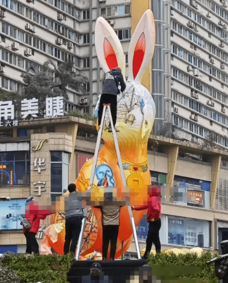 重庆街头的巨型兔灯被市民吐槽太丑，有人认为只是看起来有点忧郁