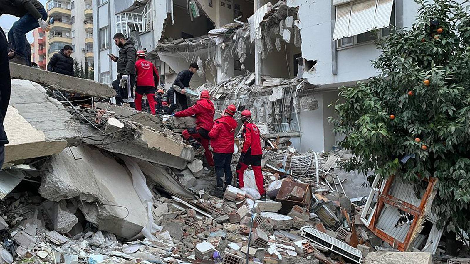 土耳其强震最新消息，死亡人数仍在攀升，逾300人死亡近2000人受伤