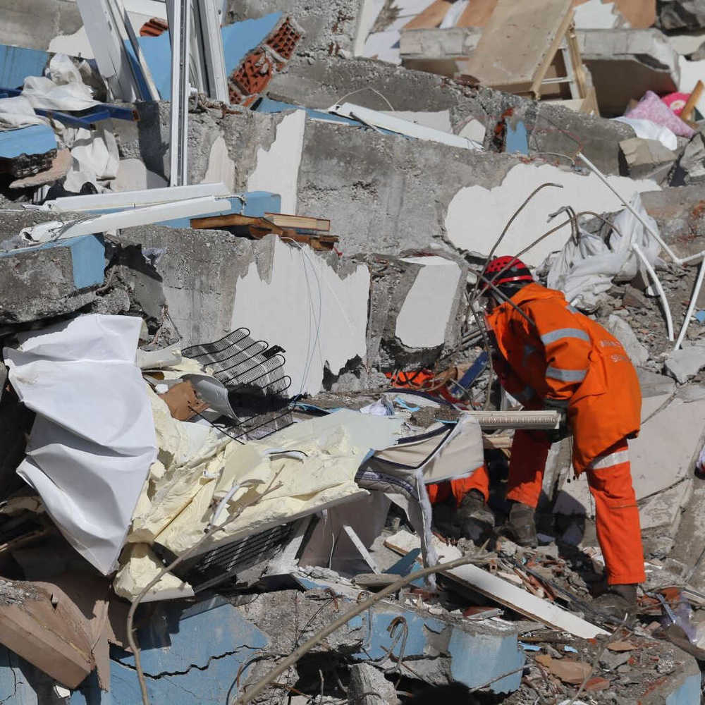 中国救援队讲的是孕妇在解救废墟里的全过程 