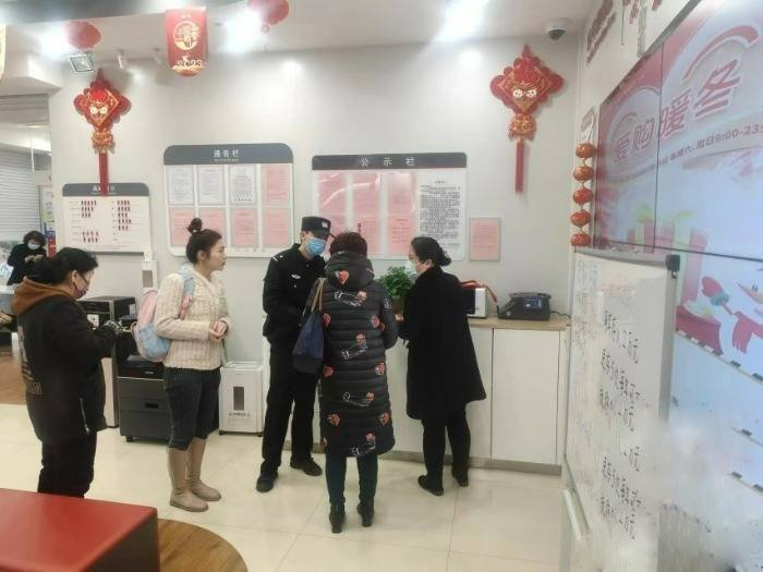淮南市一女子发现母亲的银行账户忽然得多108.3万余元 报警求助发现真相 